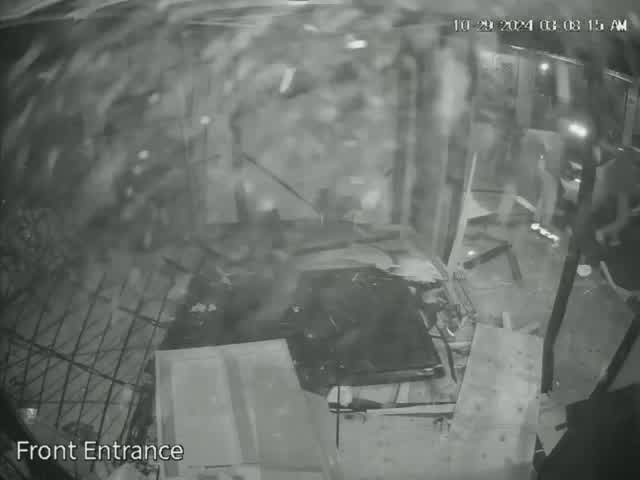 Raw video: Burglars ransack Oakland tobacco shop